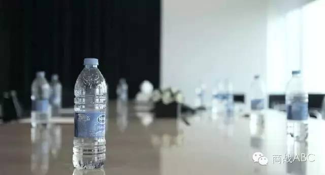 最成功的礦泉水包裝營(yíng)銷：只賣半瓶水，銷量卻提高652%